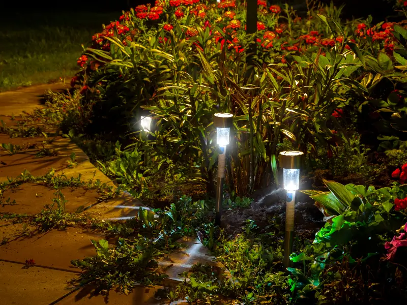 Lampy solarne stojące przy chodniku