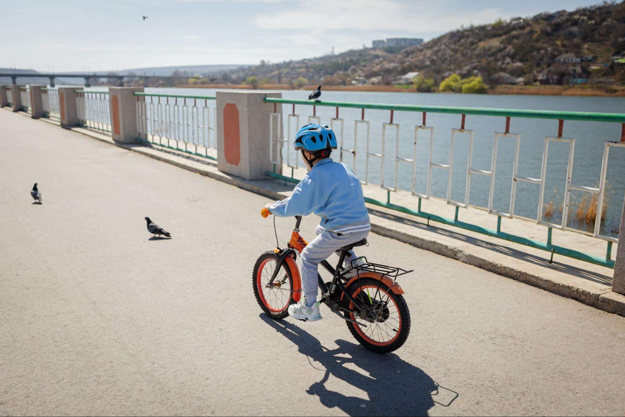 kilkulatek jadący na rowerze