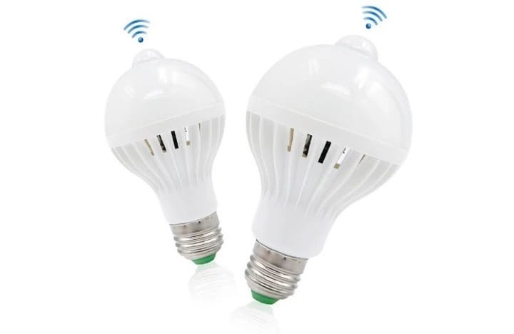Energooszczędna żarówka LED z czujnikiem dźwięku