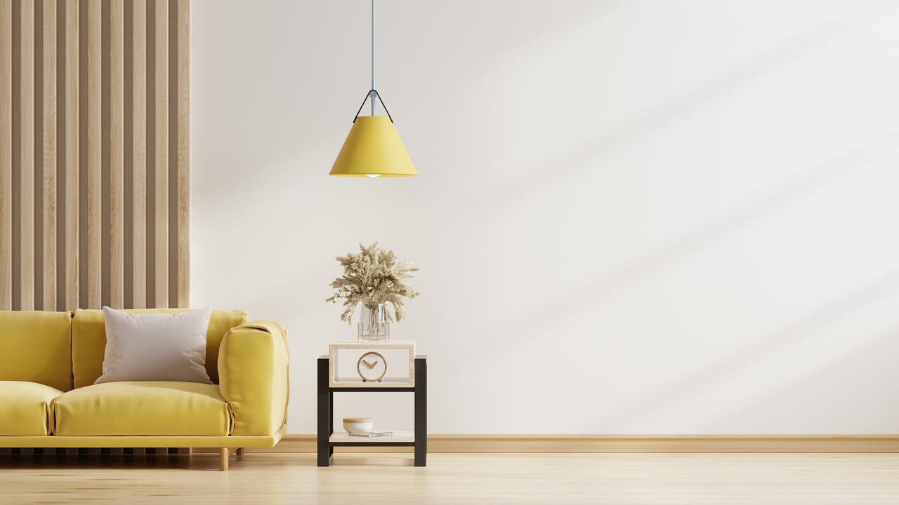 Lampy wiszące kontra plafony – które lepiej pasują do salonu?